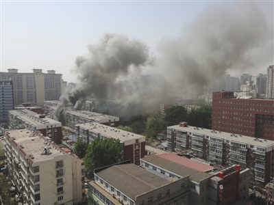 昨日，北京海淀區(qū)紅聯(lián)南村小區(qū)施工工地挖斷燃氣管道，造成爆炸引發(fā)居民樓火災(zāi)，致1死2傷，發(fā)生爆炸起火現(xiàn)場濃煙滾滾。CICPHOTO/總匯 攝