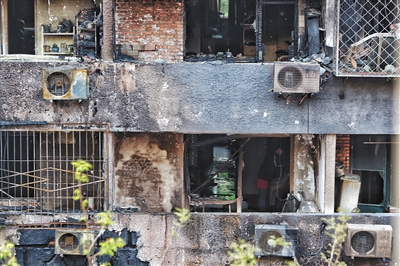 爆燃后的居民樓現(xiàn)場。