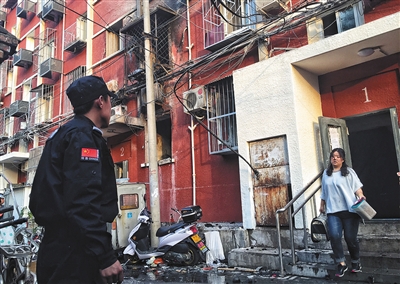 居民整理完家中的貴重物品后從居民樓走出。