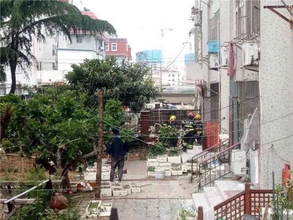 突發(fā)！青島一居民樓發(fā)生爆燃！已造1人死亡，7人受傷！3公里外有震感…