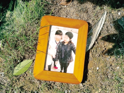 爆炸發(fā)生后，散落在外的物品