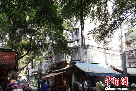 圖為煤氣爆燃民房。 朱柳融 攝